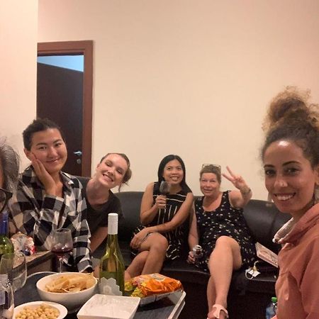 Ladies Only-Anaruby Backpackers - Metro Station Mashreq Дубай Екстериор снимка